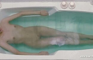 XXX Dos putas se turnan para asfixiarse con un montón de xxx duro y rapido pollas