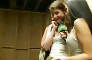 XXX Chica se masturba en padre e hija follando duro un baño público.