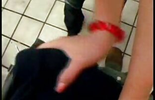 XXX Una chica sexy le encanta pararse de rodillas xxx folladas fuertes chupando dos pollas como una buena puta